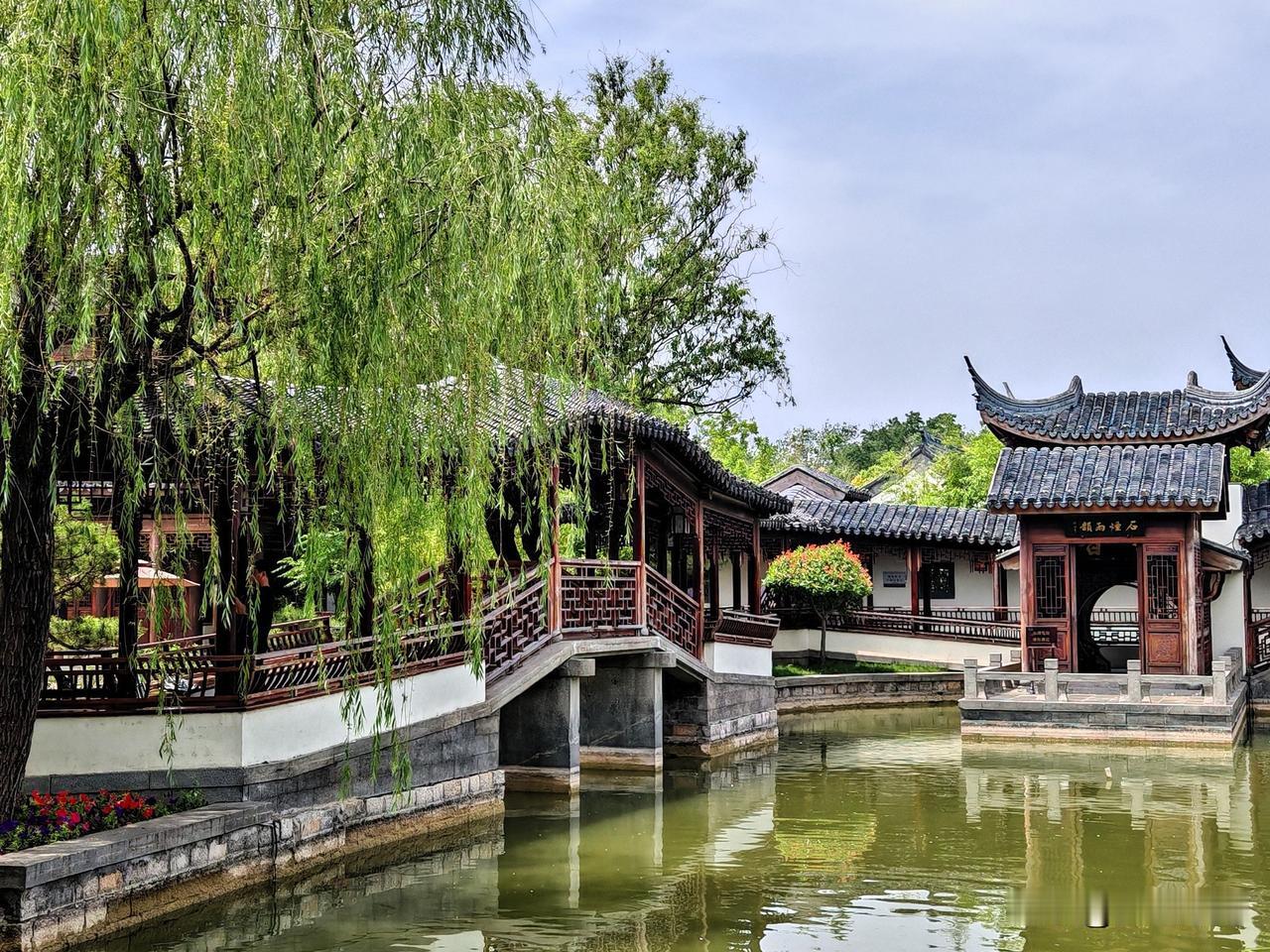 同事老张的儿子要结婚了，可是他却说最近愁得饭都吃不下了。他儿子研究生毕业后去了杭