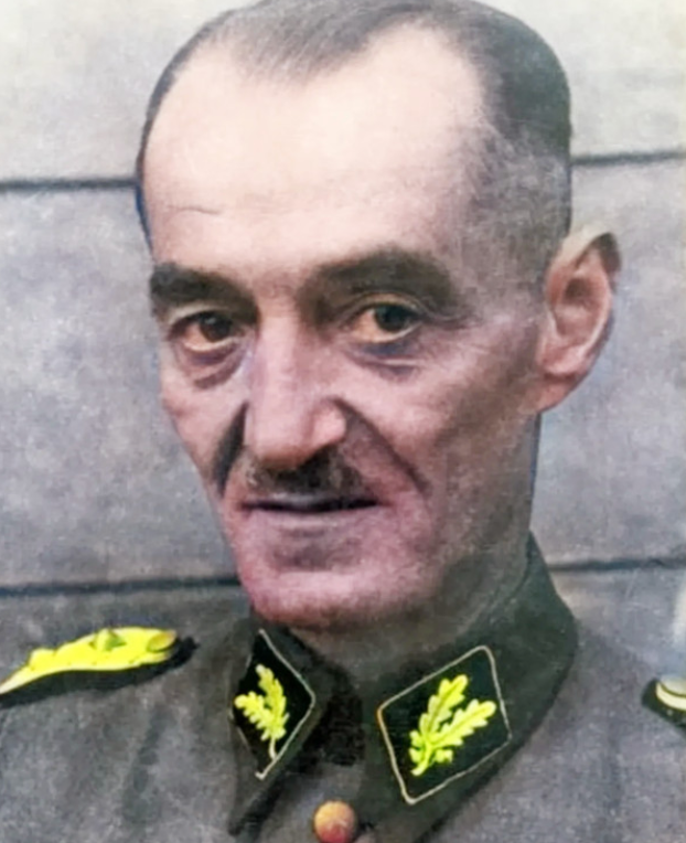 1945年6月1日，一个瘦弱的男子出现在阿尔茨豪森镇一座偏僻的猎人小屋里，尽管他