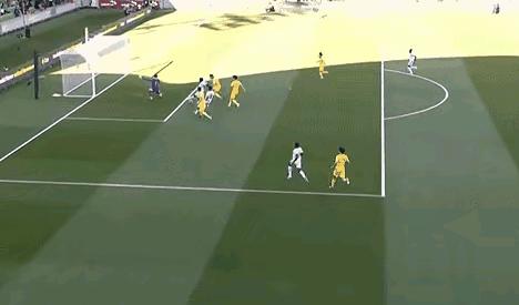 说白了，足球意识就是脑子比脚快。喀麦隆这场给我们上了生动一课：人家根本不用蛮力，