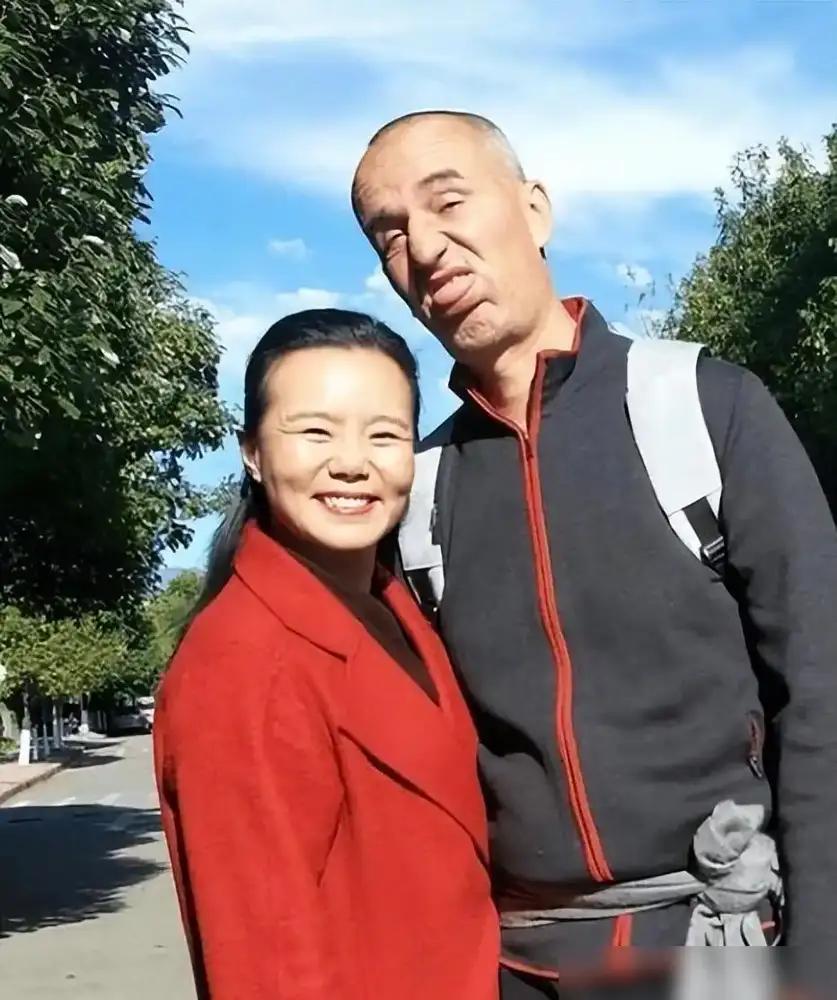 突然理解老罗了抱着睡了20年，还是有了新欢不是因为他是外国人，而是他在龚琳娜