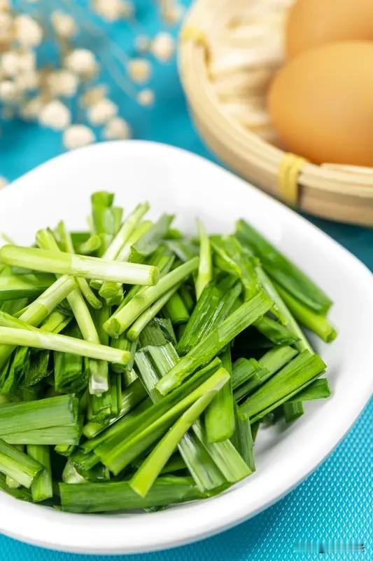 发现吃饭的时间没有忙碌做饭的时间长。今天中午，我在门口的菜畦里掐了几把韭菜，摘了