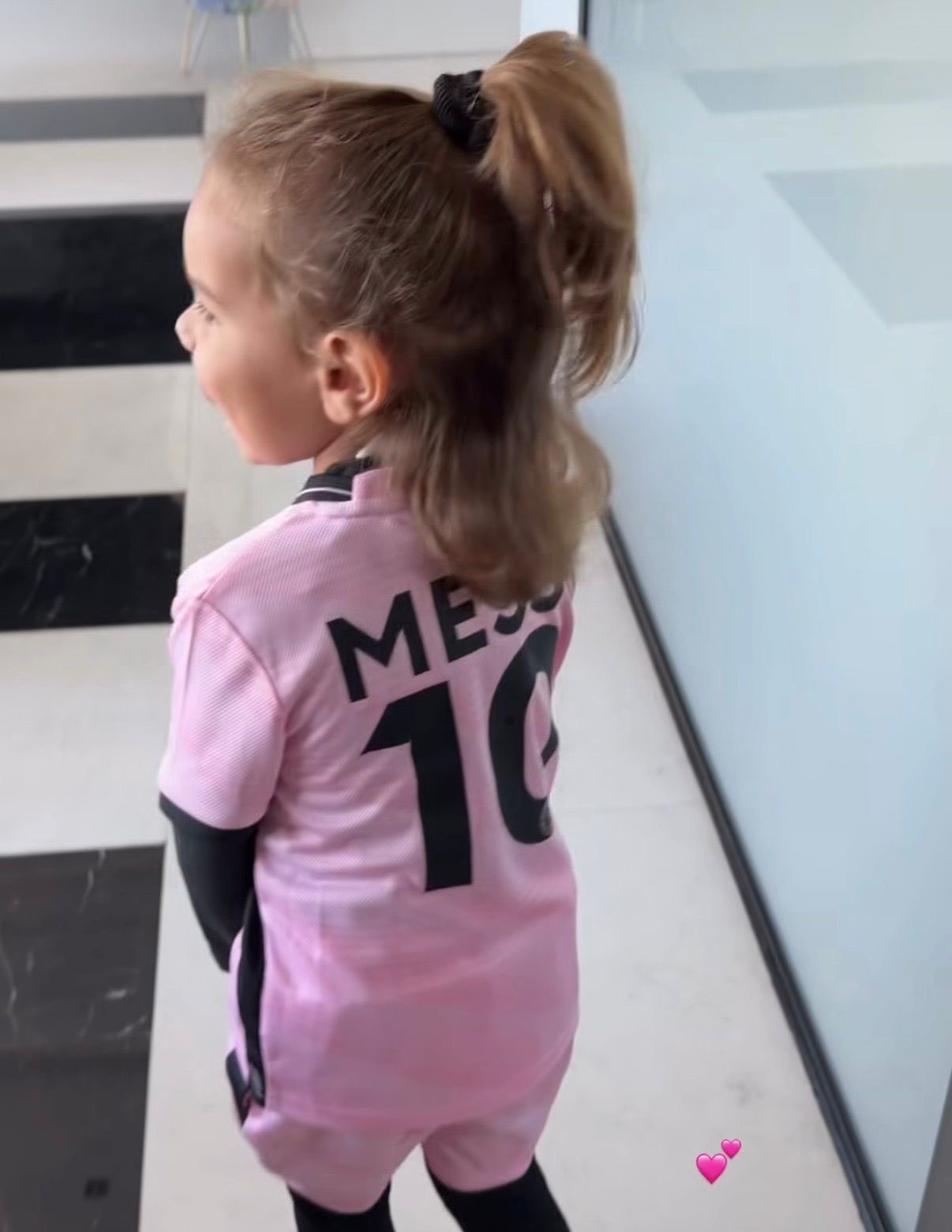 沙特阿拉伯利雅得新月特奥·埃尔南德斯（TheoHernández）的孩子身穿梅