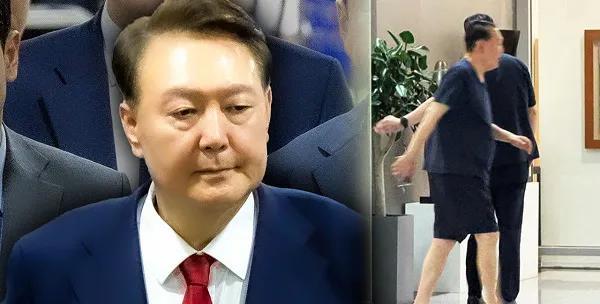 约一个月前，尹锡悦被媒体捕捉到穿着短裤在住宅附近的商业街上“遛弯”。才“进去