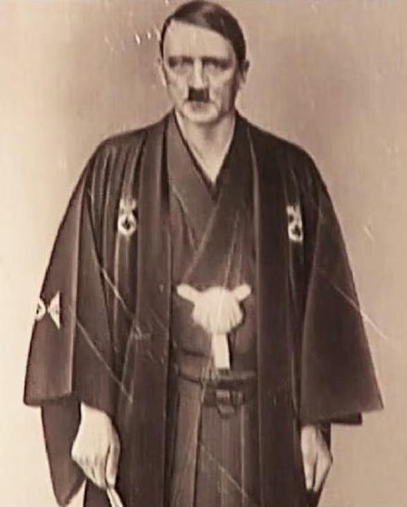 这张照片拍摄于1936年11月，是德日两国签订《反共产国际协定》后，日本方面为希