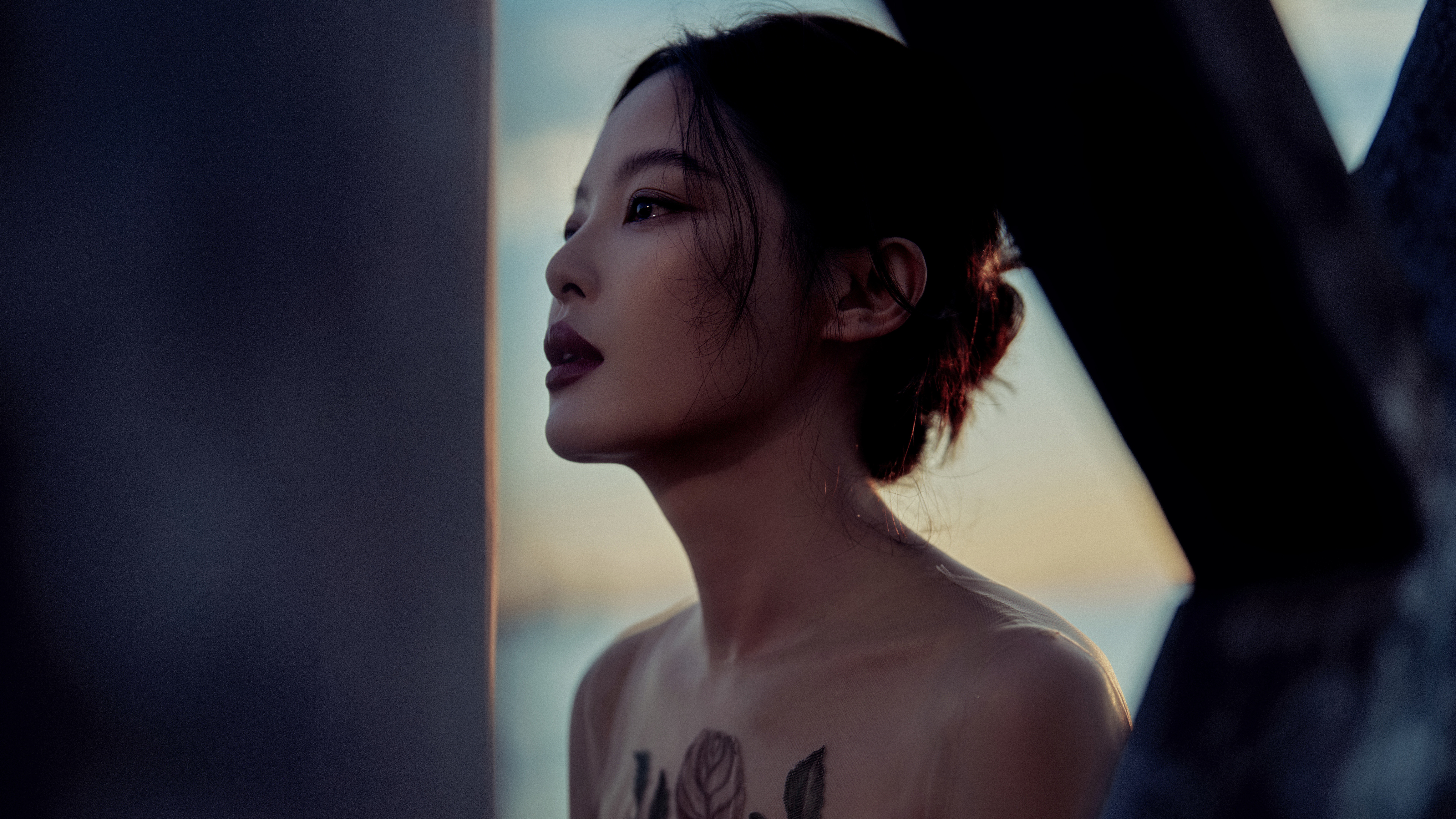 辛芷蕾露肩裙勾勒出优雅曲线，胸口的玫瑰如秘语，在光影里诉说着不为人知的故事。辛
