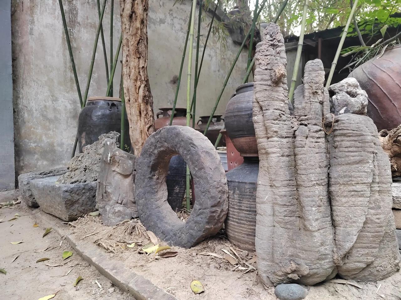 我的小院生活四月二十六日周六，打扫了一上午的小院，刚坐下歇一会，地上又落了