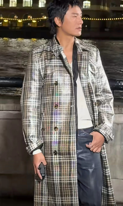 许久没有消息的陈坤连夜冲上热搜作为Burberry品牌代言人原相机生图曝光后，