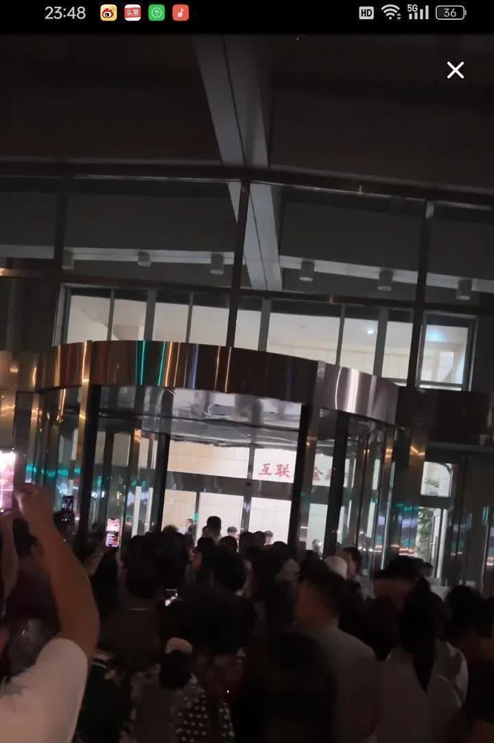 深夜11点多，公司楼下人山人海，就为见个谦虚的男孩？宇辉的魅力炸翻了！快12