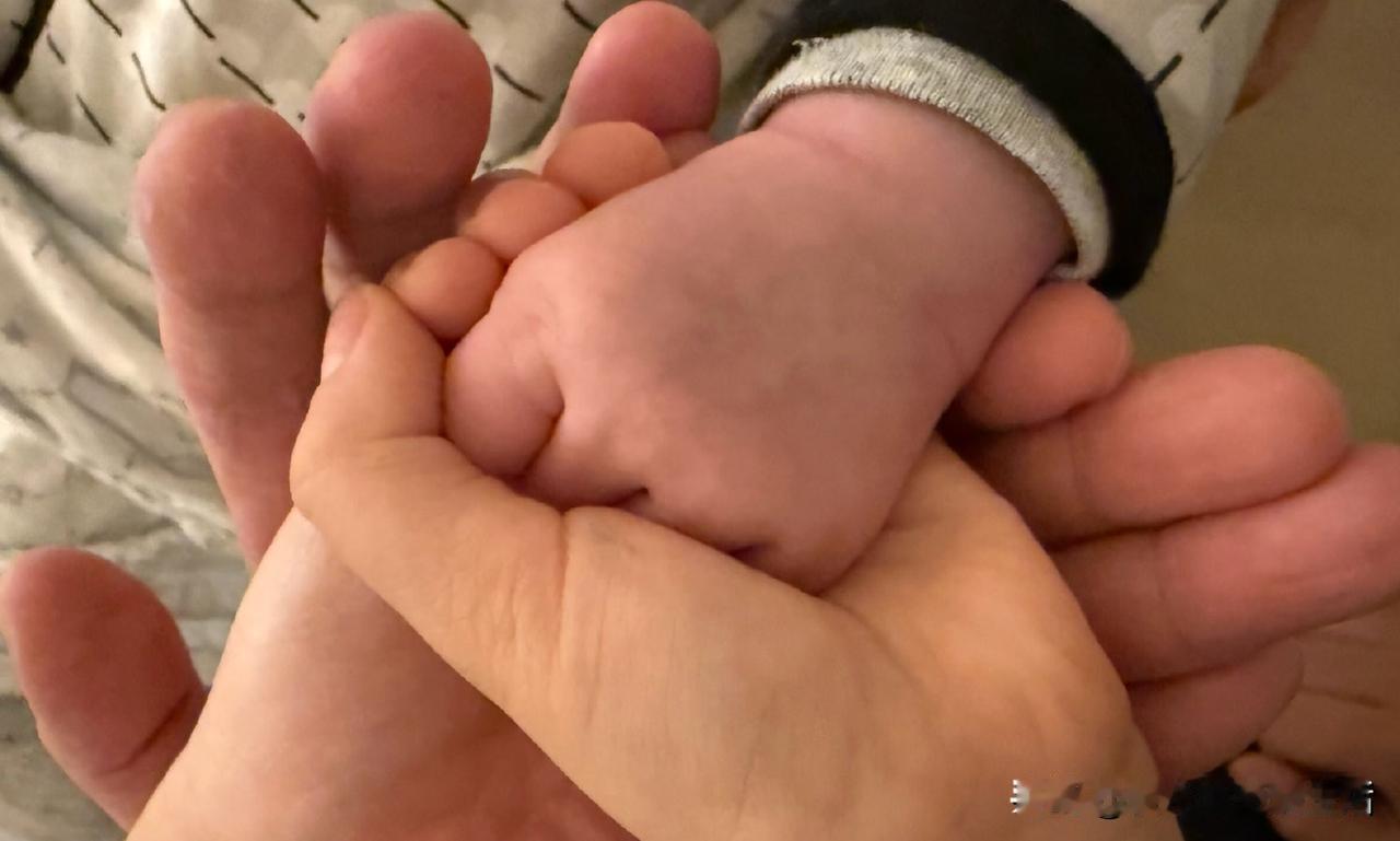 天呐，古巨基57岁妻子生了二胎？！古巨基出生于1972年，他的妻子陈韵晴比他