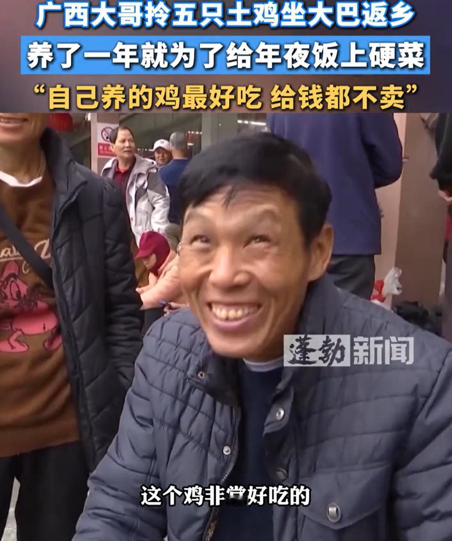 广西，一男子在海南种香蕉，春节回家他并没有选择坐火车，不是因为买不到票，而是他拎