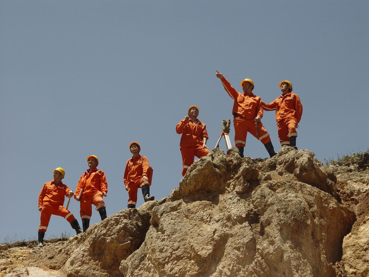 老同学在中铁某项目部，荒无人烟的地方工作，一年回家两次，没有双休和节假日，只有机