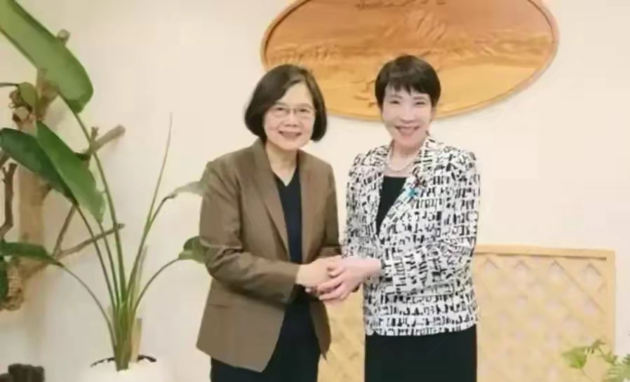 岩屋毅这人，得夸，但也仅只是在他的脑门按个赞！[比心]前外相、当过防卫相，见过风浪。10月2日在别府