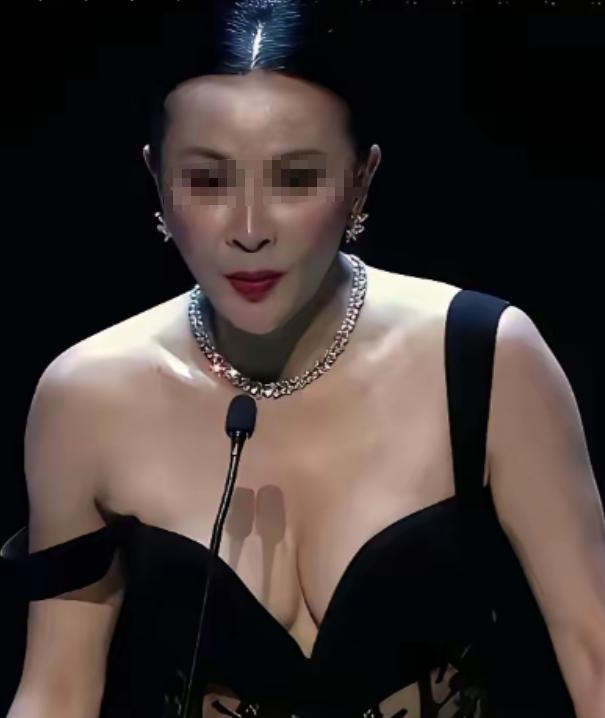 有个很奇怪的事情女人的胸部是隐私部位，陌生人看不得，更摸不得，那不是应该好好的