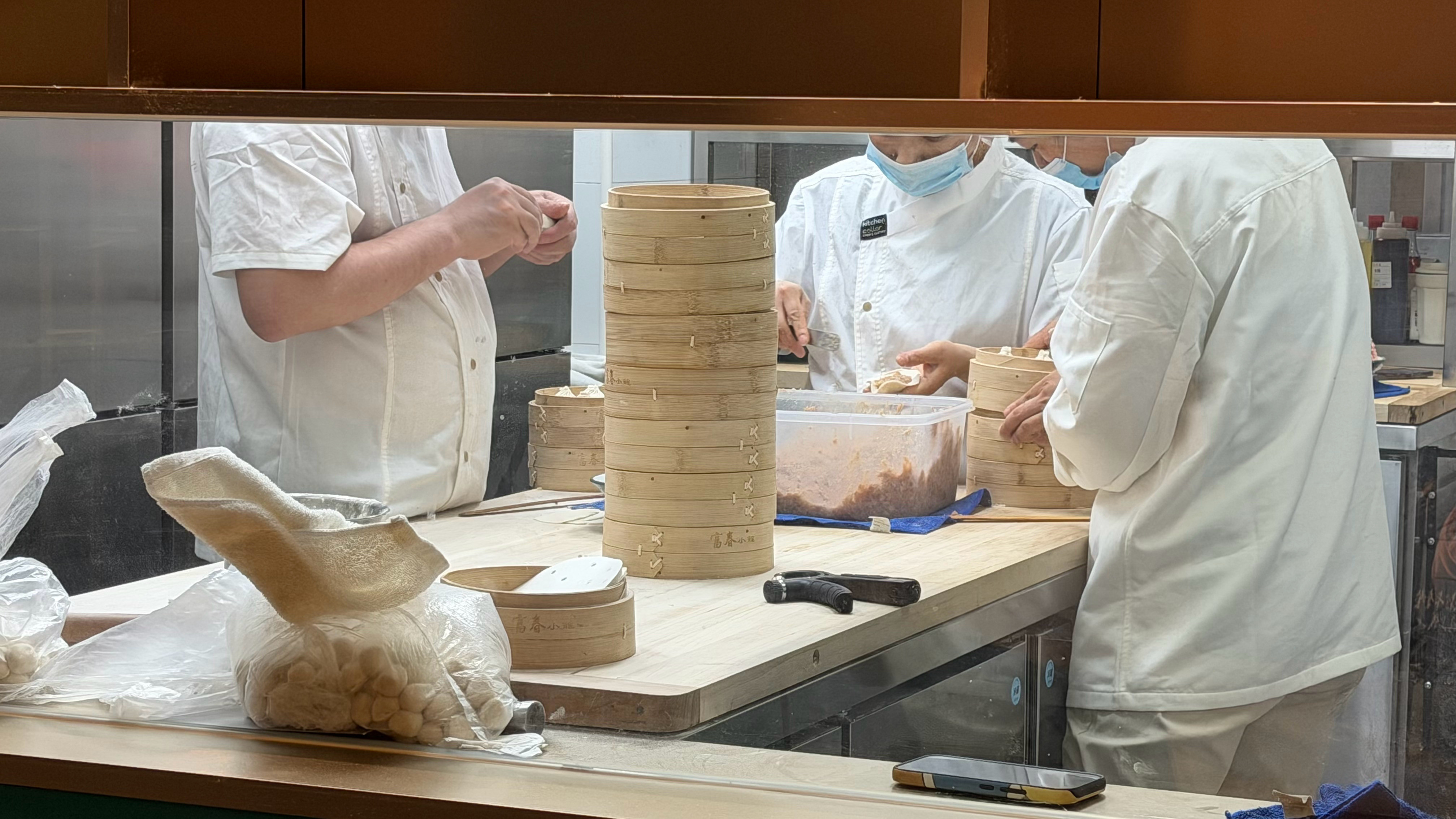 我一直跟我妈说现在外面的餐厅，但凡是现做的恨不得把四周都换成玻璃给你展示
