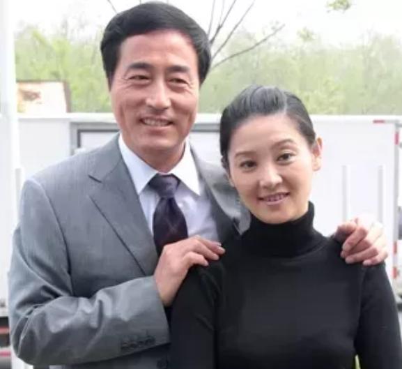 1987年，杨立新把徐帆接到北京，“养”了她三年，自己一颗青菜都舍不得吃，却给徐