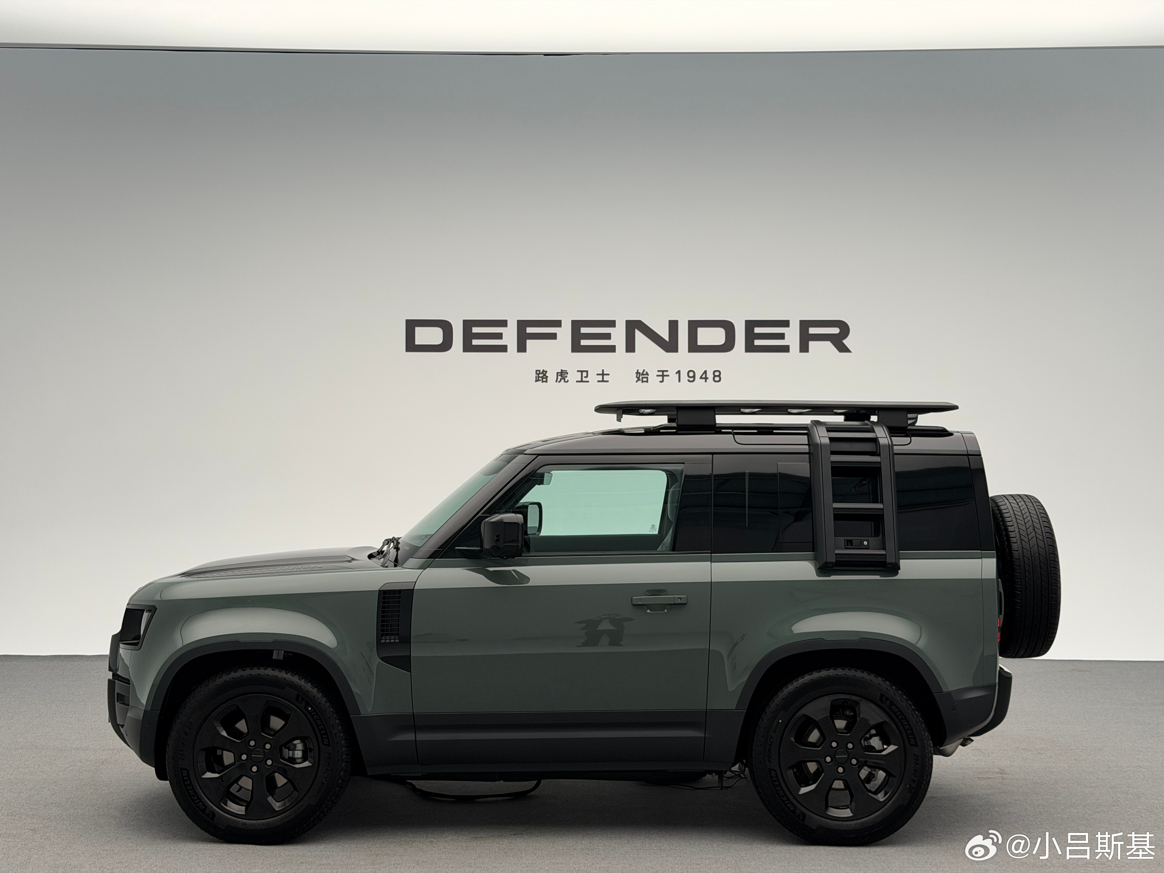 有钱自然会买系列工作人员刚给我讲26款卫士有哪些变化我心想，我一天看八遍汽车之家