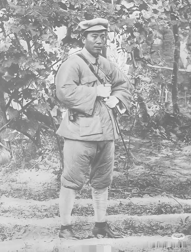 这张照片的主人公是杨虎城将军。他是一位著名的爱国将领，在中国近代史上具有重要地位