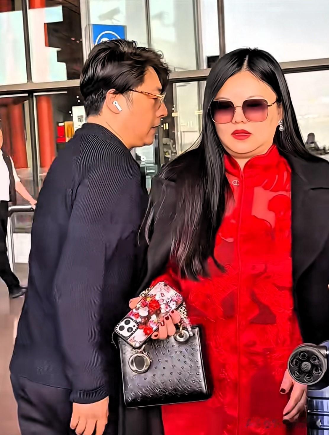 李湘的亿万家产、娱乐圈人脉，在我这儿都不算啥。真正让我佩服的，是49岁的她活得太