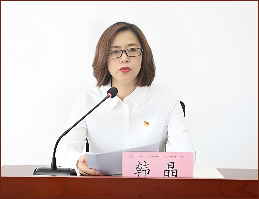 朋友在吉林省四平市教育部门工作，听说他们部门一个女负责人韩姐长得很漂亮，因为伸手