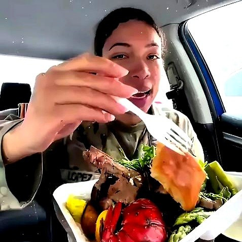 美军伙食好原来是送命饭一个美国女兵在网上炫耀，说自己每月
