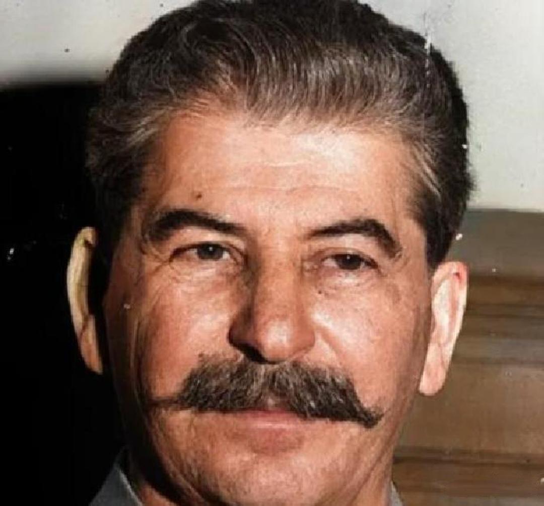 1941年12月7日，日本炸了珍珠港。2403名美国人当场死亡，太平洋舰队几乎全