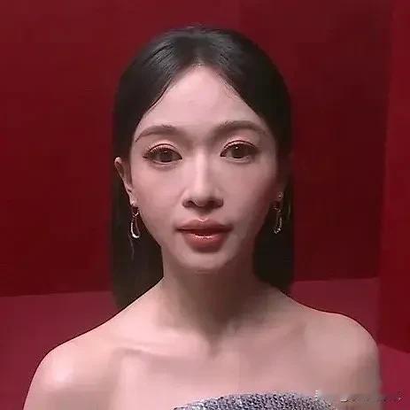 吴谨言真拼命啊月子坐完了吗就出来仔细看她的脸就会发现跟之前他的照片相比