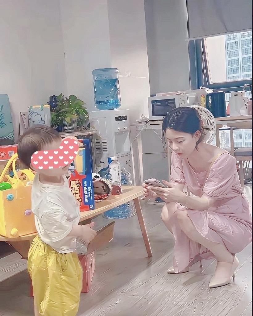 真的太温柔了！一身淡粉色泡泡袖连衣裙，搭配浅口高跟鞋，优雅又知性，完全看不