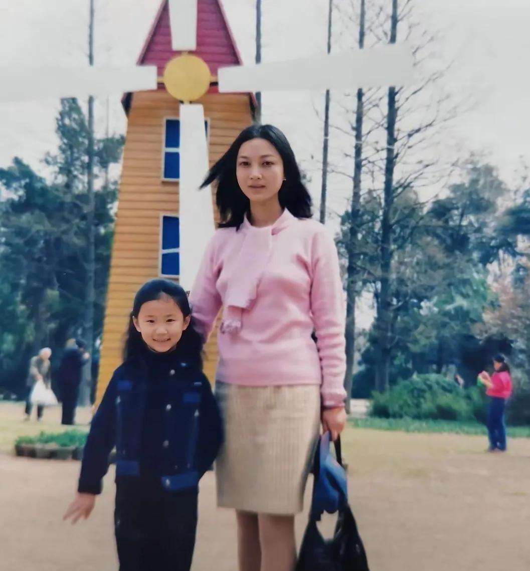 这张照片拍摄于1991年5月，河北省涉县鹿头乡西宇庄村河北第五机械厂女职工到石家