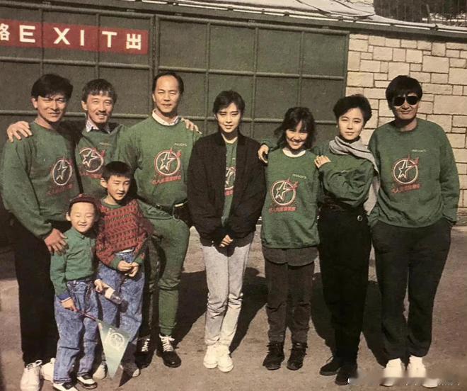 1987年，刘德华、狄龙、王祖贤、栢安妮、袁洁莹、周润发等众星的合影