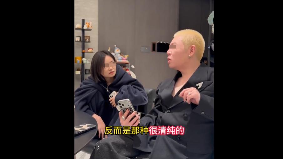 艺人方某翊爆料称其制片人好友探班导演男友时，撞见一外表极清纯的女演员深夜敲导演房