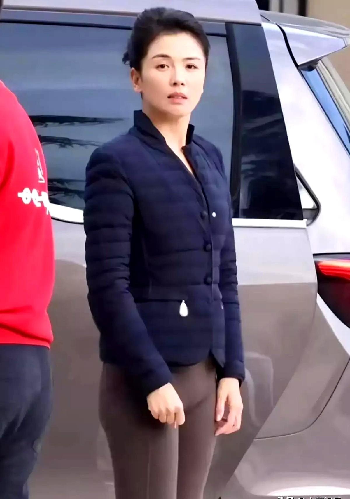 你知道吗？素颜也能美得让人惊艳。不是所有明星都靠浓妆艳抹才有气场，刘涛的素颜