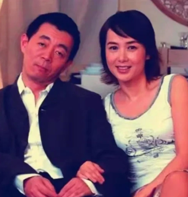 2005年，顾长卫和张静初传出了绯闻，蒋雯丽抱着孩子冲到片场，上去给了张静初一巴