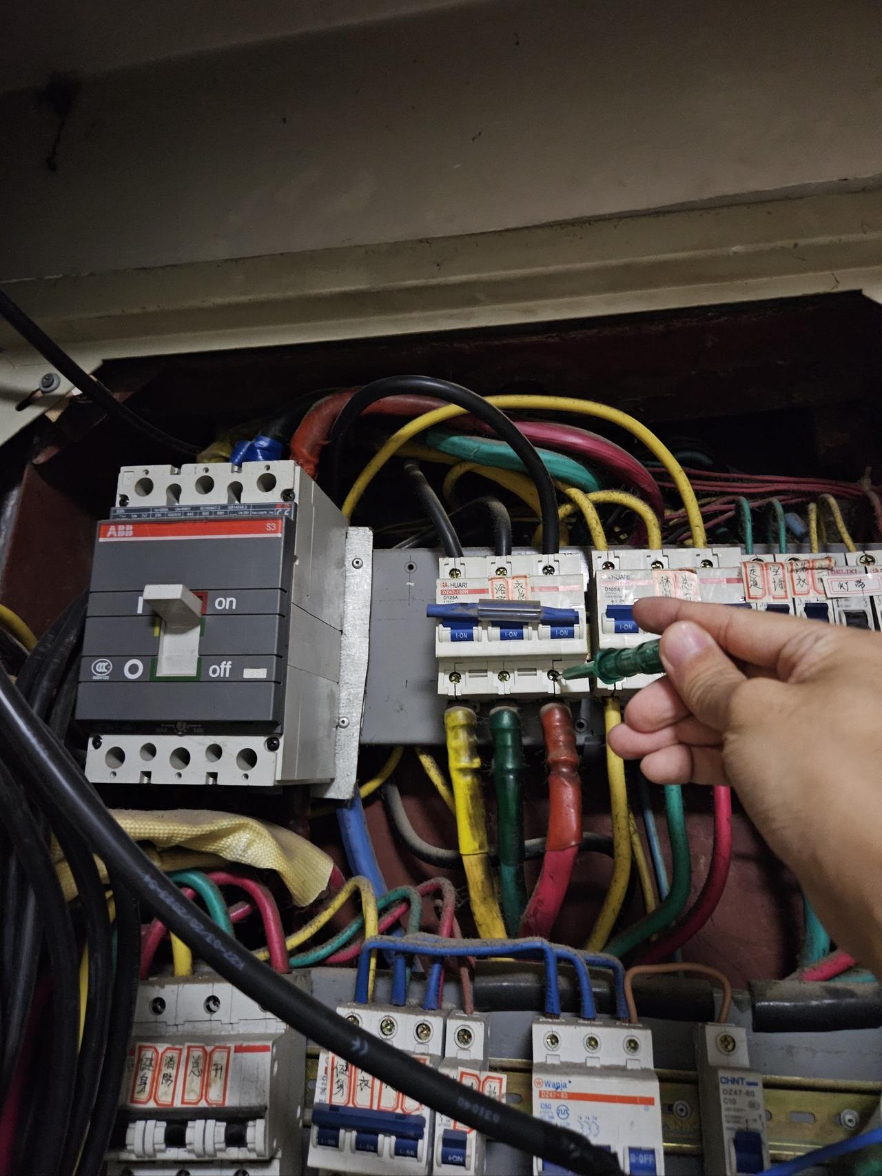 好心无偿帮村民安装电表箱，却因线路漏电不幸触电身亡。2025年12月6日，四川凉