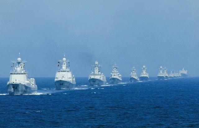 日本军舰进入中国台湾海峡挑衅！中国对等反击开始啦！中国最先进的052D驱逐舰