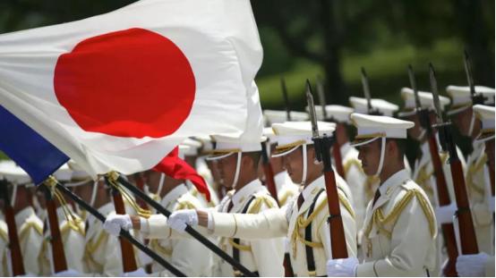 日本彻底疯了 先得戳破“降维打击”这个认知误区。有人总说“解放军不用登陆，断