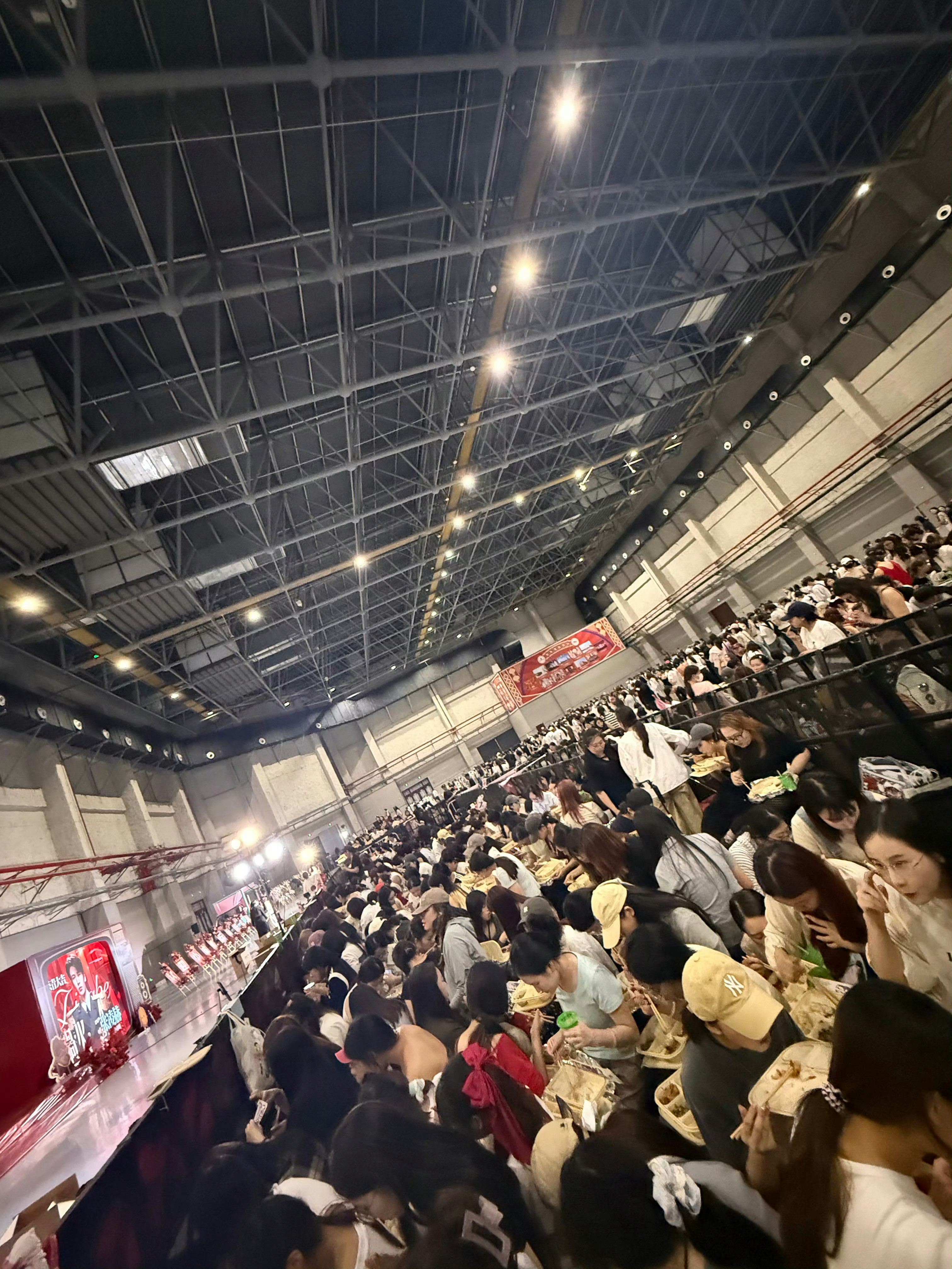 张凌赫请粉丝吃了一天饭张凌赫你用这么权威的逆应援进入粉丝圈，太给粉丝涨脸了吧！追