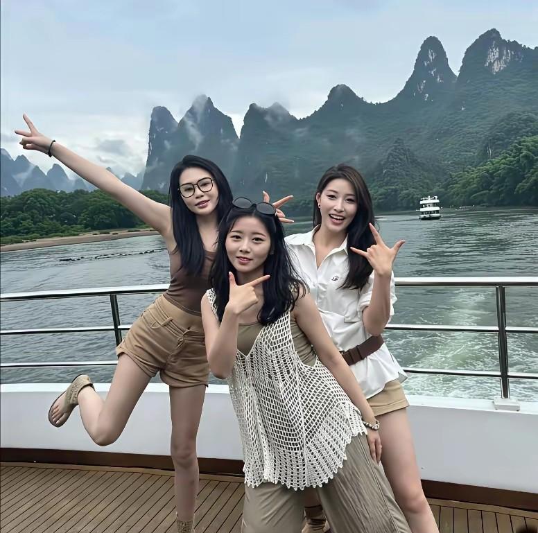 不知道为什么，就偏偏喜欢穿白衣服那姑娘。她看着白白净净的，气质大方，眉眼清秀，一
