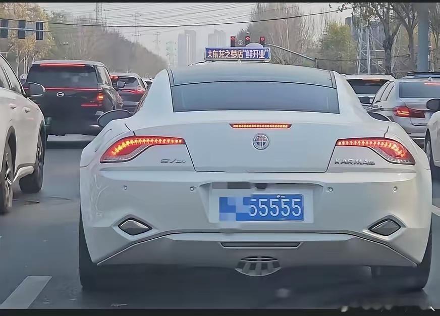 这是啥车呀？太漂亮了吧！车牌也霸气！5秒就能破百，牛啊！