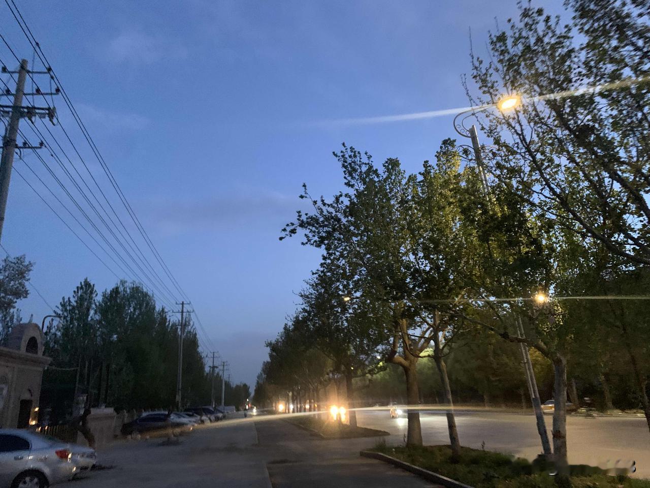 夜跑打卡，今天妥妥的7公里，每天晚上保持优良的锻炼习惯，夜跑，跑出健康，跑出人生