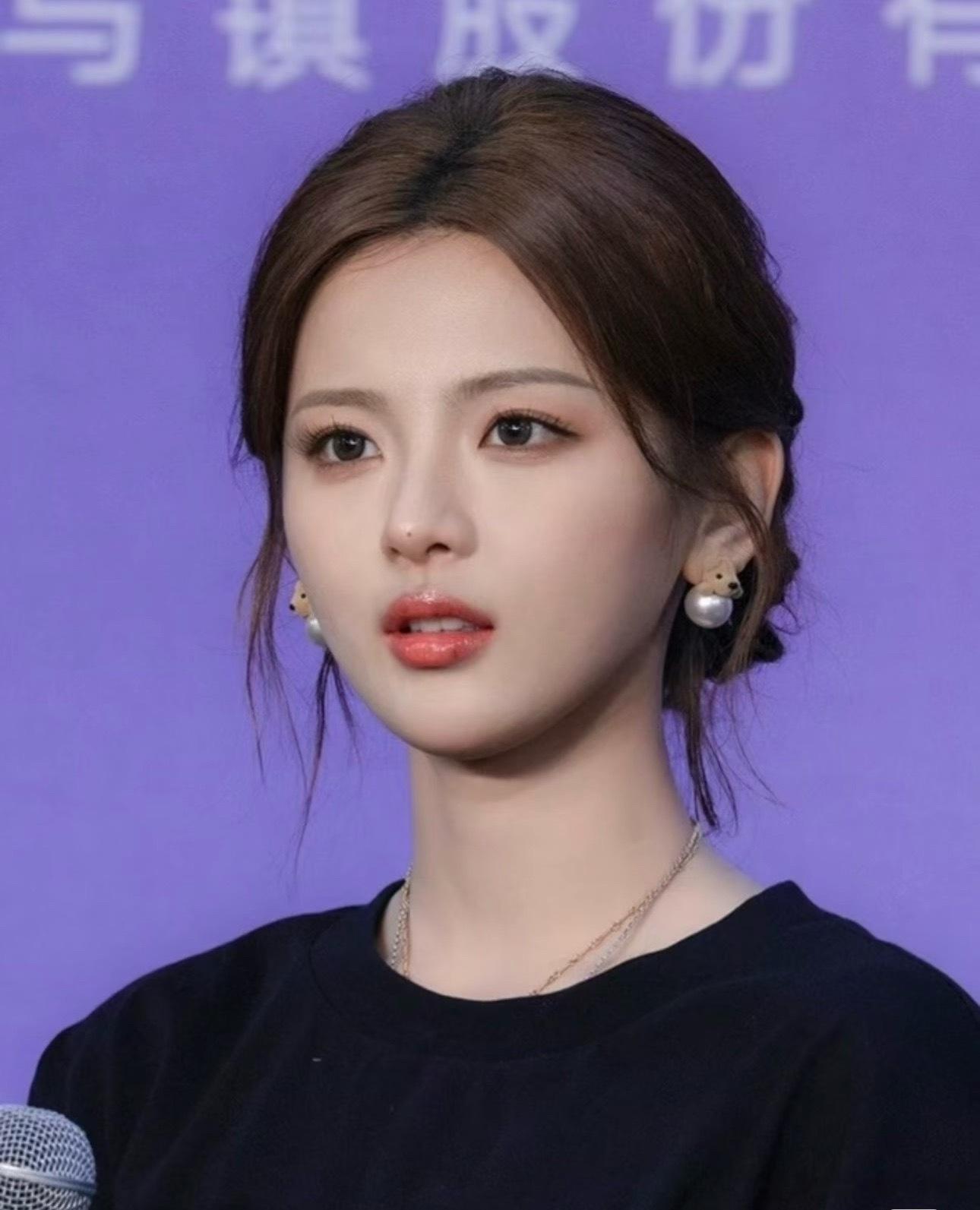 这五官是挑不出什么毛病了吧🤔毕竟是以美貌出圈的