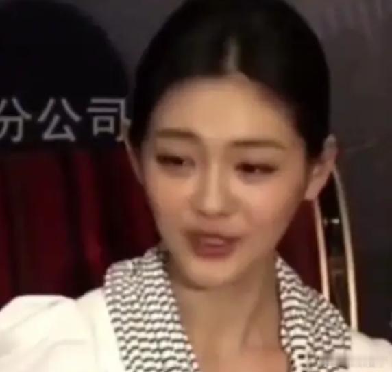 大S早年在面对记者采访的时候，真的很聪明，一旁的任贤齐都忍不住露出欣赏的表情！