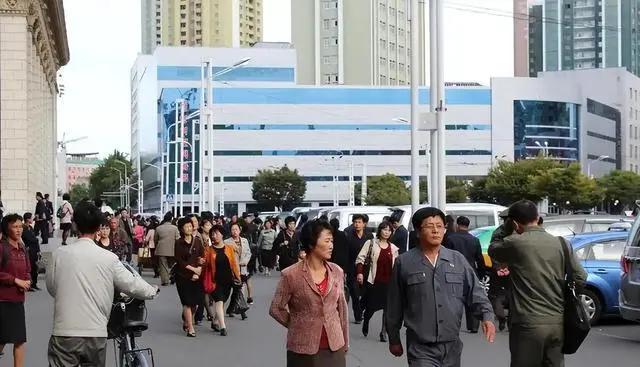 被全世界封锁的朝鲜，凭什么在绝境里稳稳扎根？很多人对朝鲜的印象，一直停留在