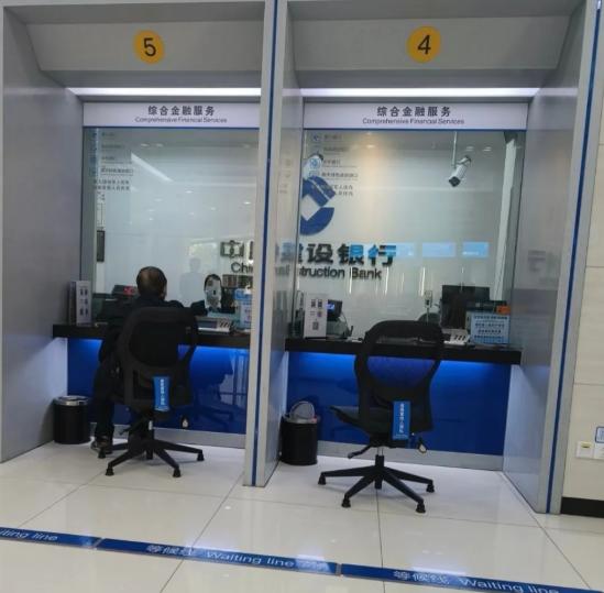 现在银行是真不赚钱了，都看不到多少美女了！前几天我去建行取养老金，柜台里坐着的