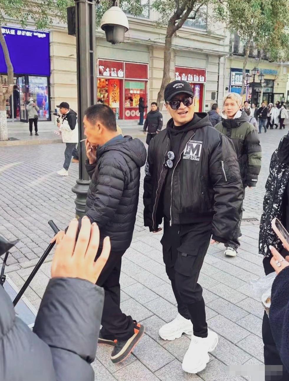 汪峰现身哈尔滨街头，没有带女朋友森林北。黑色羽绒夹克外套，显得很臃肿，身材也不高