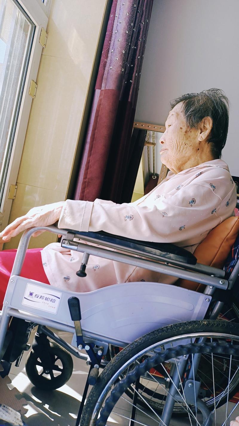 一段非常现实的话：“只要你去伺候一个屎尿屁都不能自理的老人，不用多，就俩月，你