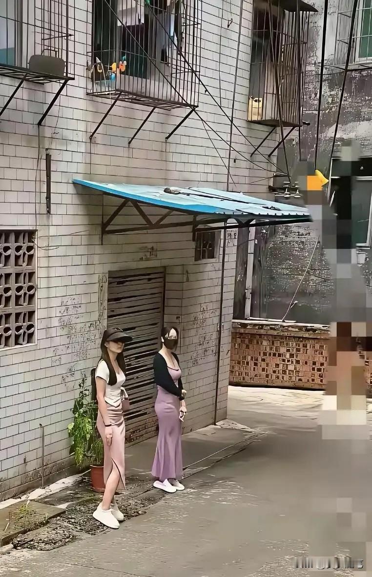 凌晨一点半，广州棠下村牌坊口，穿粉色棉拖的阿霞刚把“电动车招嫖”小广告塞进后视镜