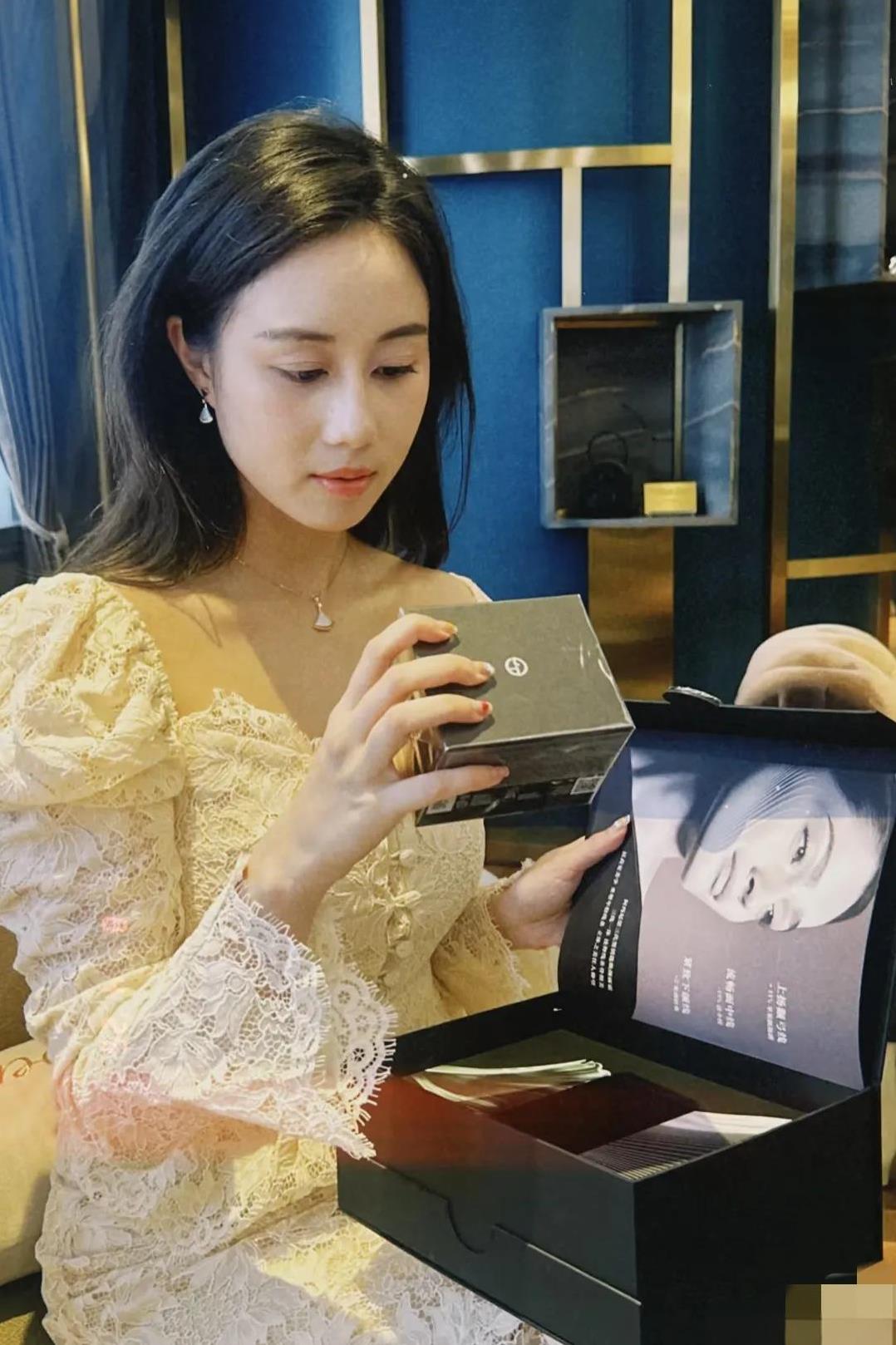 张钧甯做梦都没想到，自己在有生之年居然还能和赌王之女当姐妹！8月19日，何超