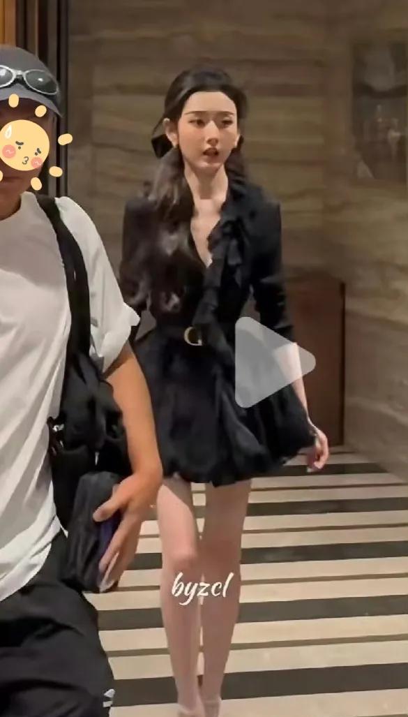 宋祖儿现在真的有点瘦过头了[哭哭]有网友在健身房偶遇了宋祖儿，说她身材很薄