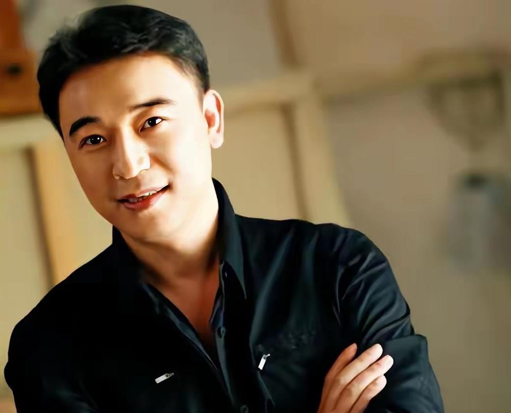 追剧《沉默的荣耀》有两个感觉。一是张临曦饰演的毛人凤总是笑嘻嘻的
