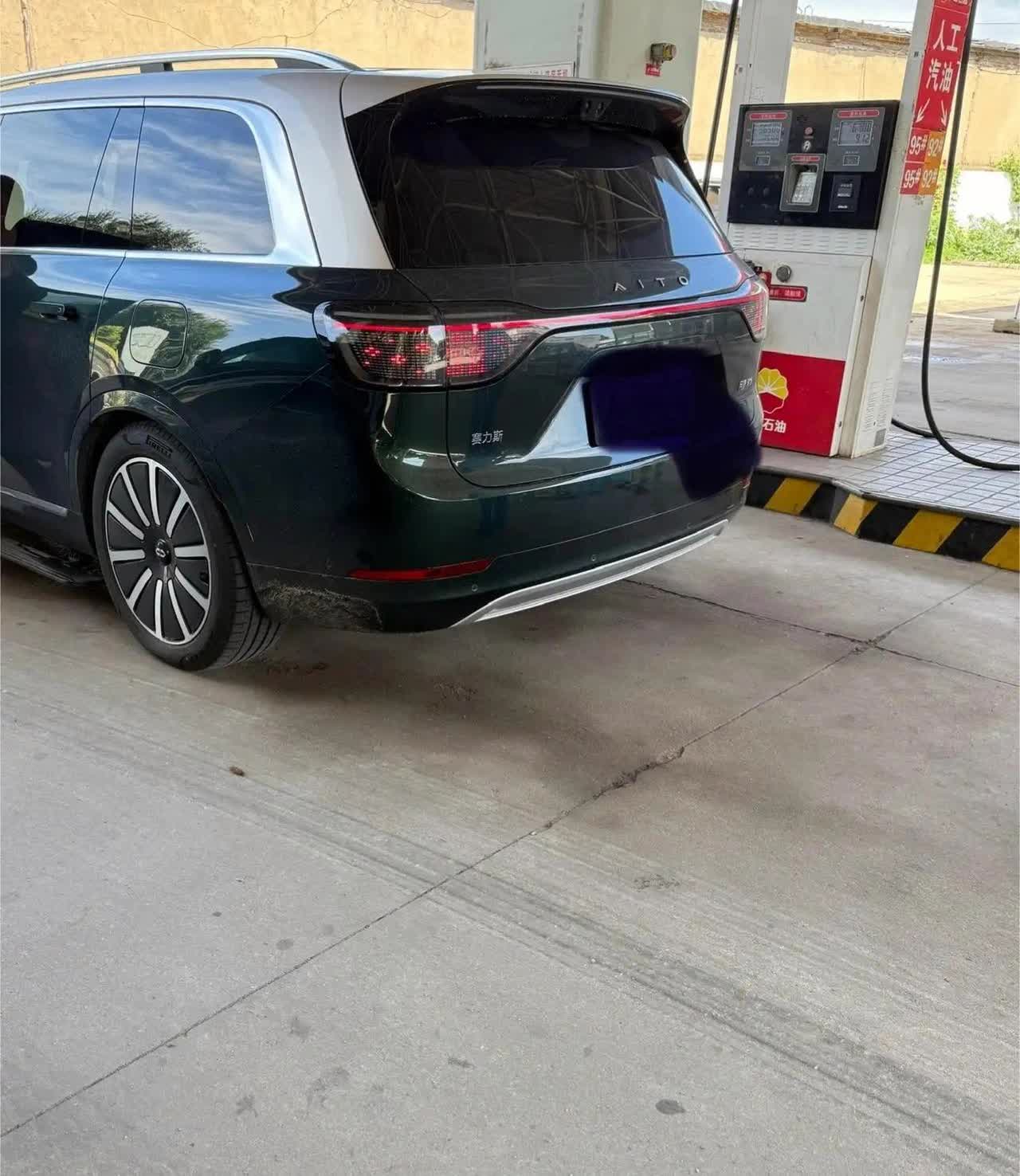 今天看到新能源汽车，彻底懵逼了！！由于我们这里是东北，平时路上根本看不到
